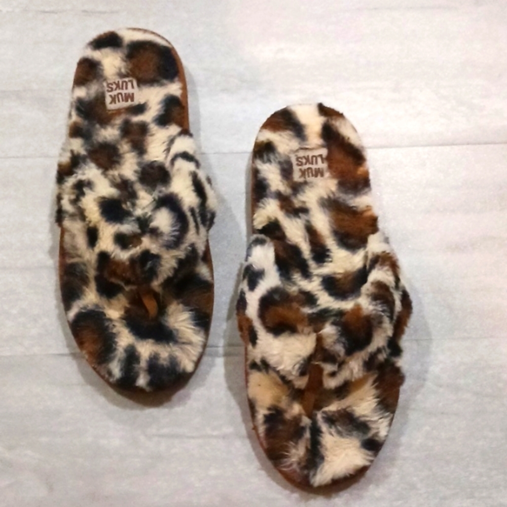 Muk Luks Cheetah Print Faux Fur Slides. SIZE MEDIUM. 7-9.